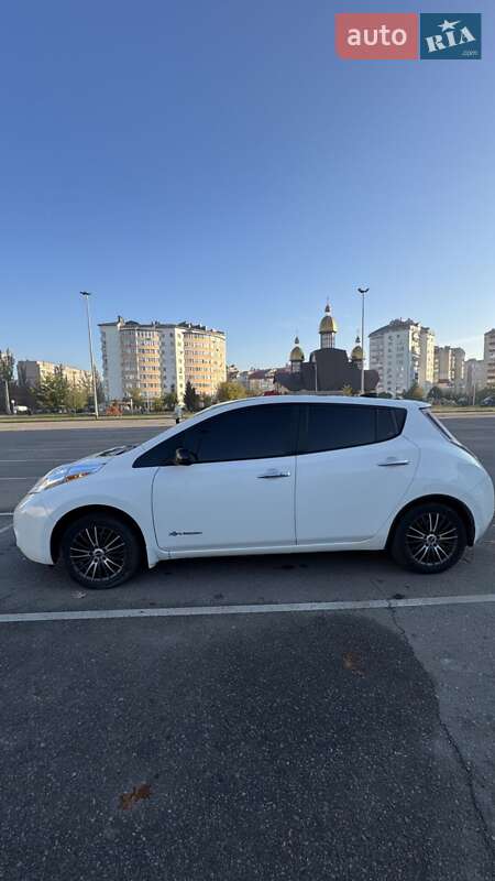 Хэтчбек Nissan Leaf 2015 в Ивано-Франковске