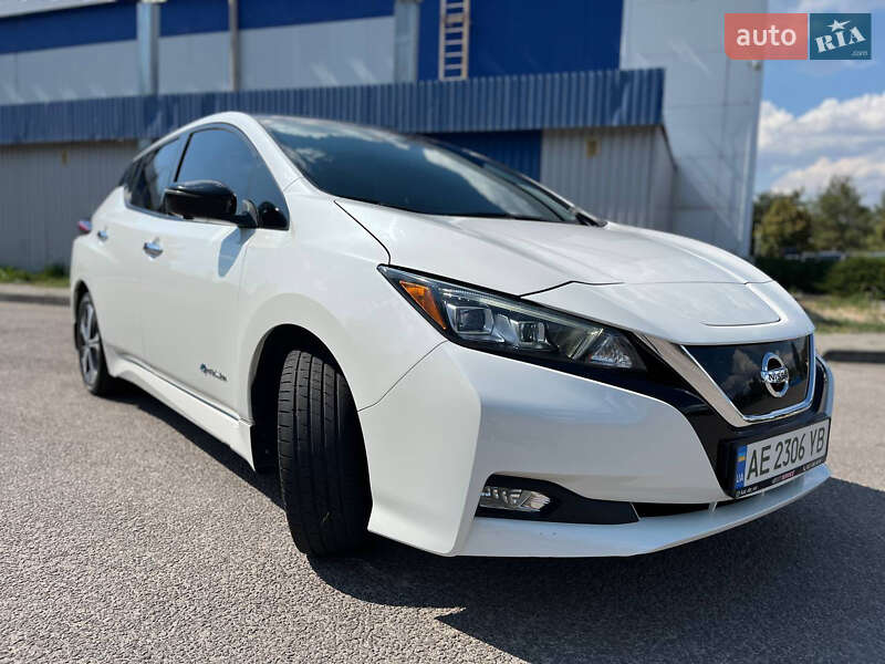 Хетчбек Nissan Leaf 2018 в Дніпрі