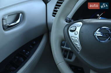 Хэтчбек Nissan Leaf 2011 в 