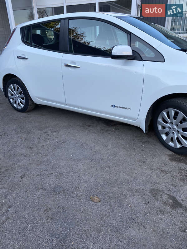Хэтчбек Nissan Leaf 2015 в Кривом Роге