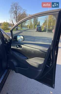 Хетчбек Nissan Leaf 2014 в  фото 23 Хетчбек Nissan Leaf 2014 в