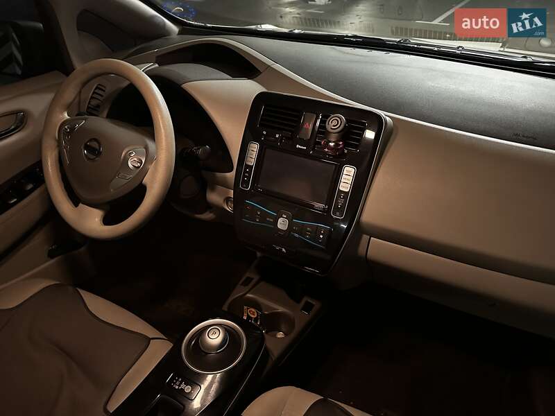 Хэтчбек Nissan Leaf 2011 в Киеве