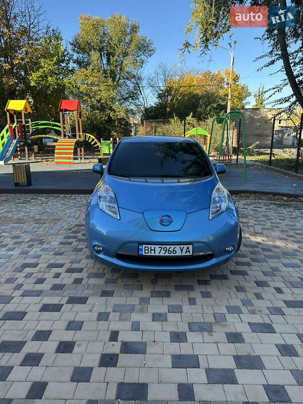 Хэтчбек Nissan Leaf 2012 в Измаиле