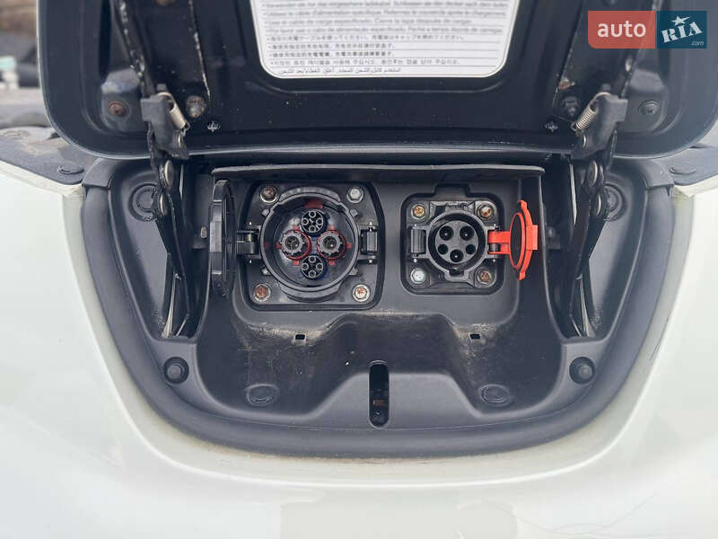 Хэтчбек Nissan Leaf 2013 в Львове