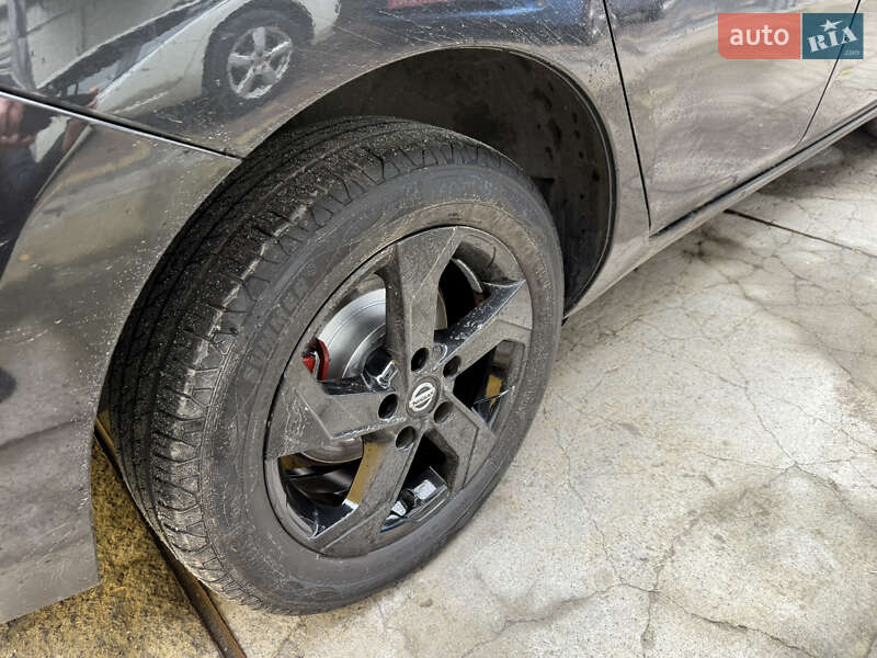 Хетчбек Nissan Leaf 2014 в Умані