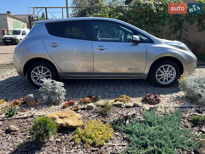 Хэтчбек Nissan Leaf 2015 в Первомайске