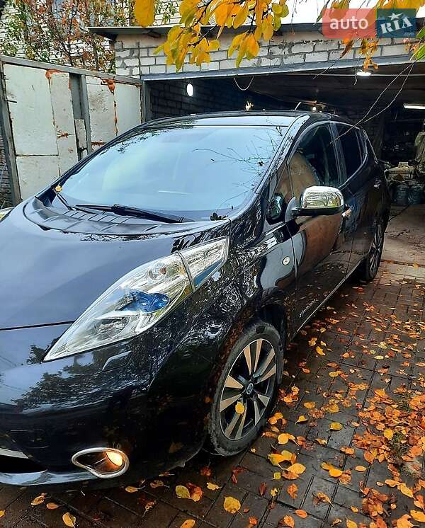 Хетчбек Nissan Leaf 2013 в Дніпрі