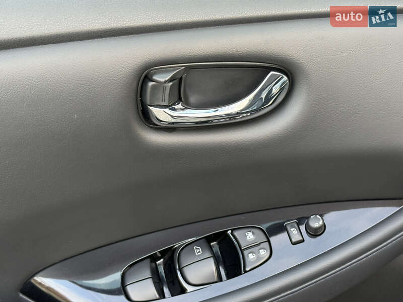 Хэтчбек Nissan Leaf 2015 в Ровно