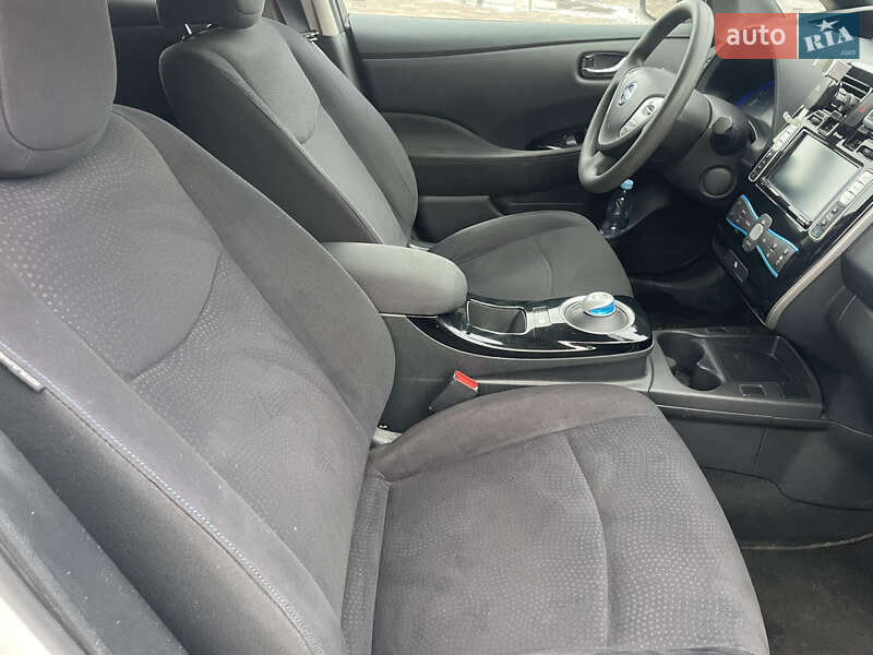 Хэтчбек Nissan Leaf 2016 в Бахмаче