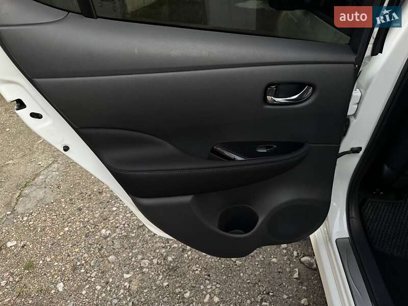 Хетчбек Nissan Leaf 2023 в Дніпрі