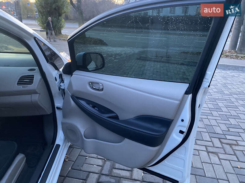 Хэтчбек Nissan Leaf 2015 в Днепре