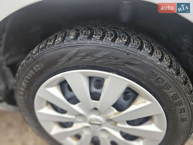 Хетчбек Nissan Leaf 2011 в Івано-Франківську