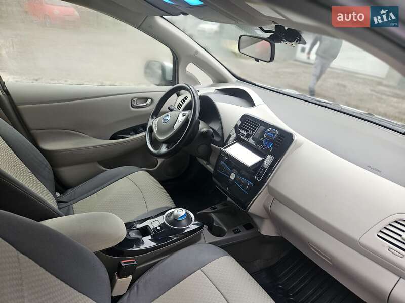 Хетчбек Nissan Leaf 2011 в Івано-Франківську