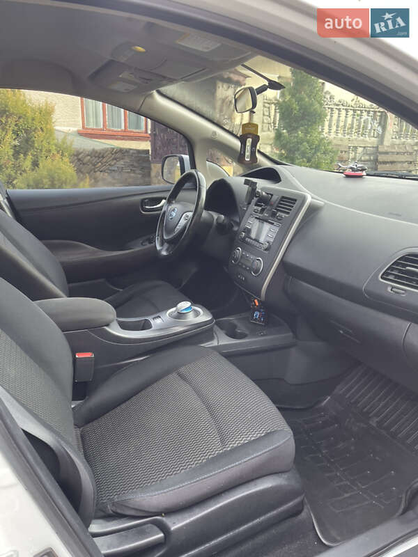Хэтчбек Nissan Leaf 2014 в Надворной