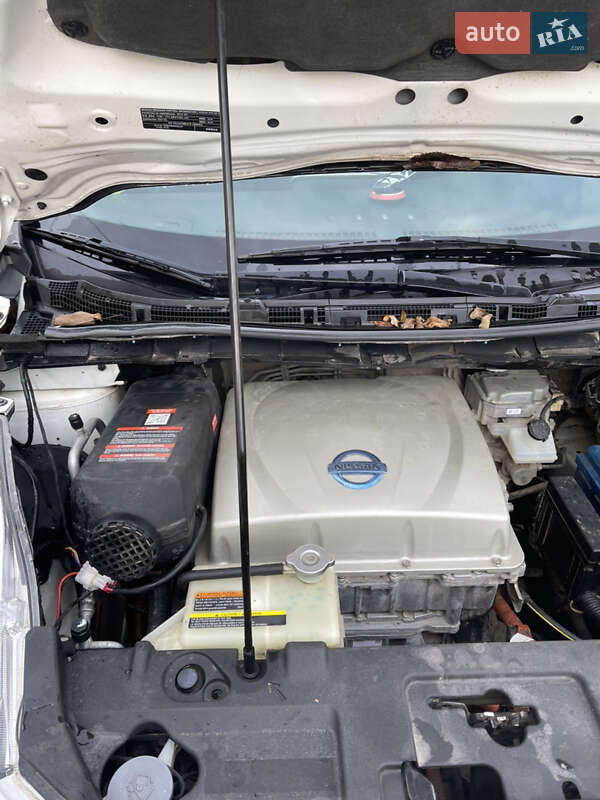 Хэтчбек Nissan Leaf 2014 в Надворной