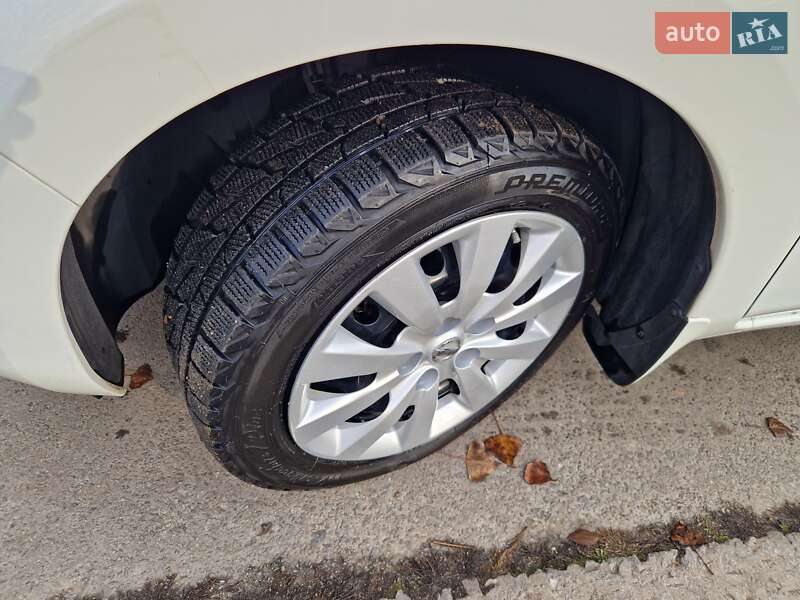 Хэтчбек Nissan Leaf 2016 в Днепре