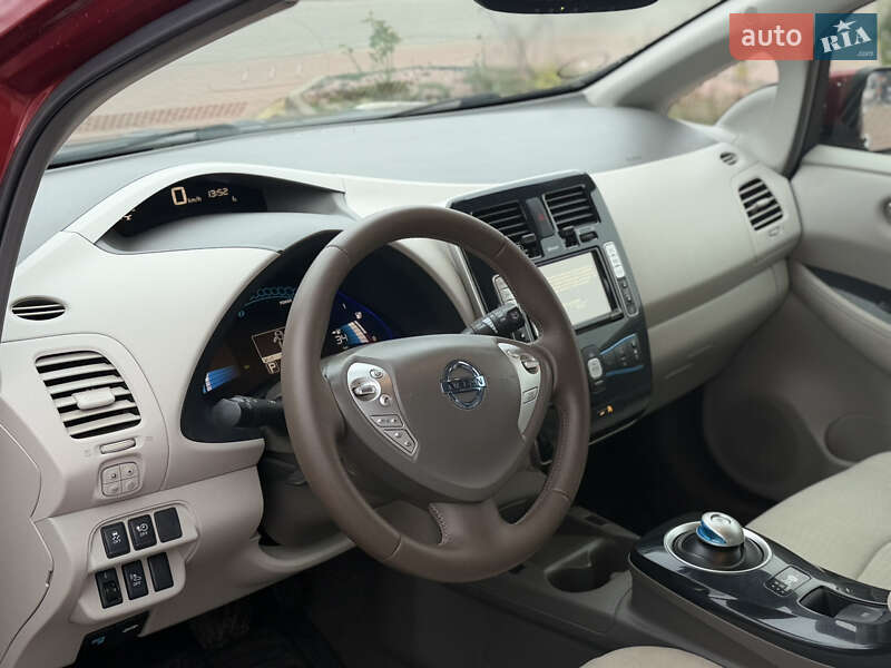 Хэтчбек Nissan Leaf 2011 в Полтаве