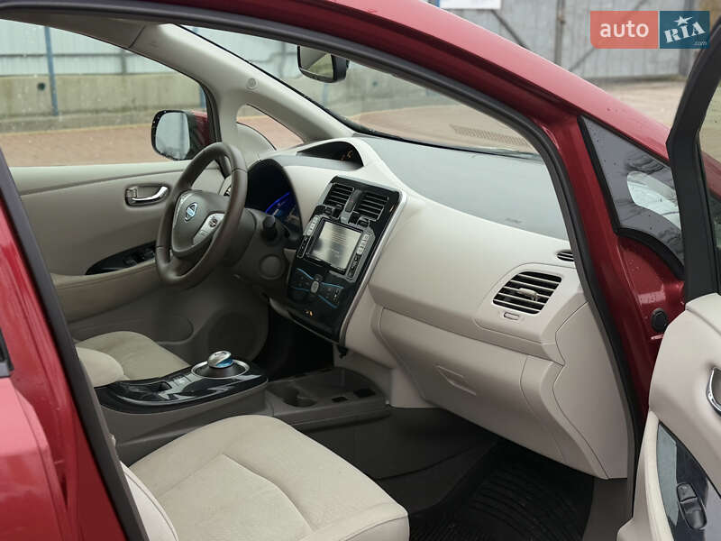 Хэтчбек Nissan Leaf 2011 в Полтаве