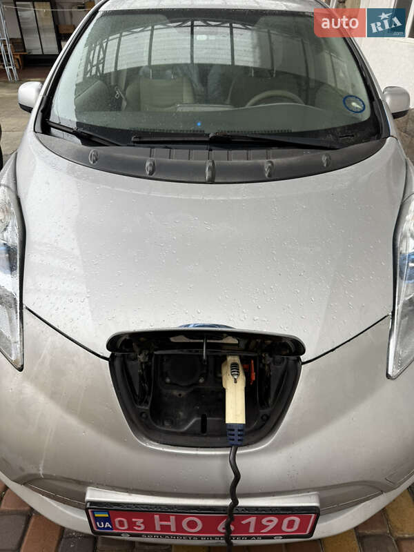 Хэтчбек Nissan Leaf 2012 в Умани