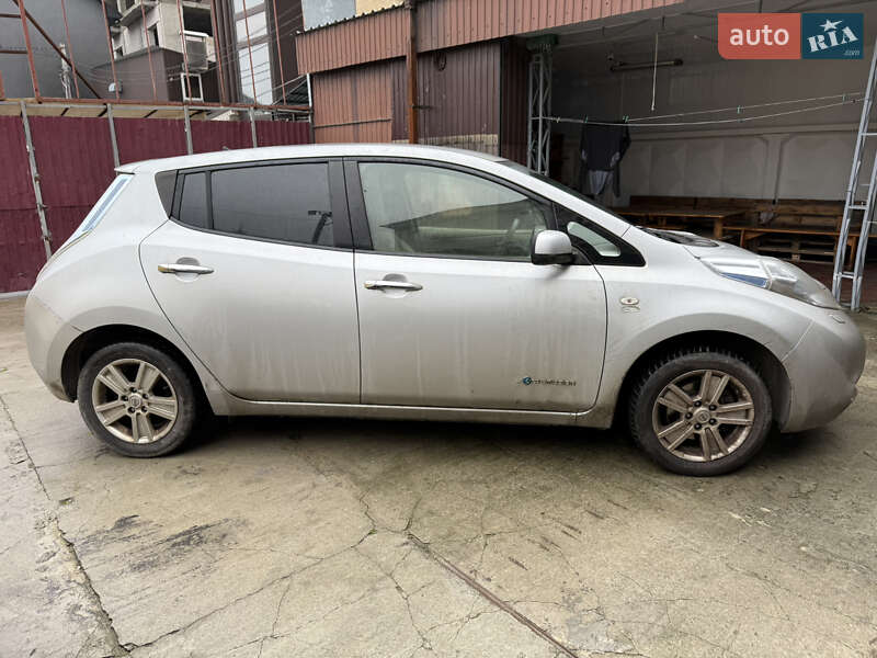 Хэтчбек Nissan Leaf 2012 в Умани