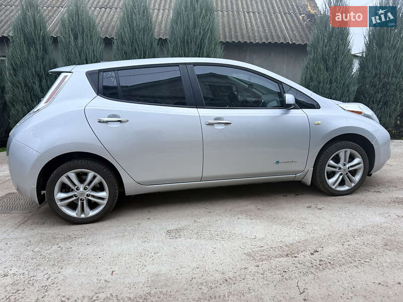 Хетчбек Nissan Leaf 2014 в Дніпрі