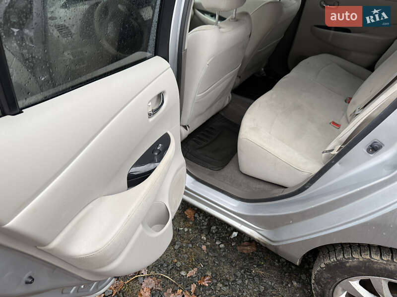Хэтчбек Nissan Leaf 2012 в Умани