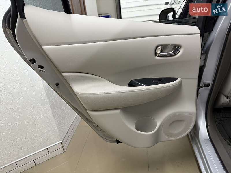 Хэтчбек Nissan Leaf 2012 в Умани