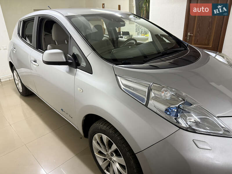 Хэтчбек Nissan Leaf 2012 в Умани