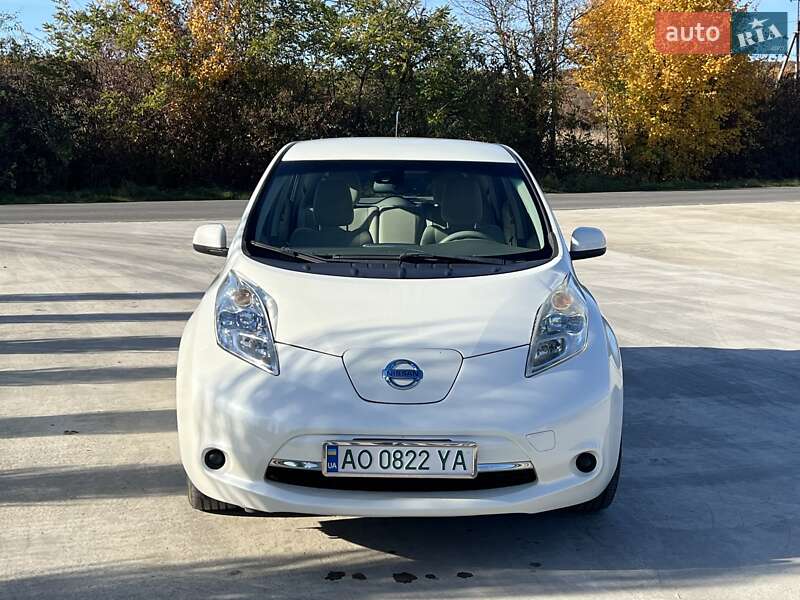 Хэтчбек Nissan Leaf 2012 в Великих Лазах
