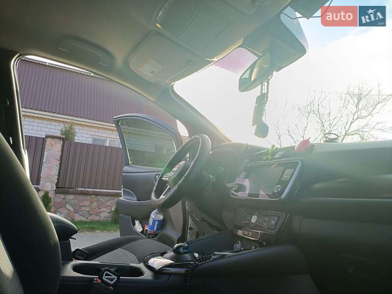 Хэтчбек Nissan Leaf 2022 в Малине