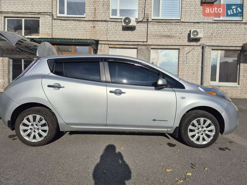 Хетчбек Nissan Leaf 2013 в Дніпрі
