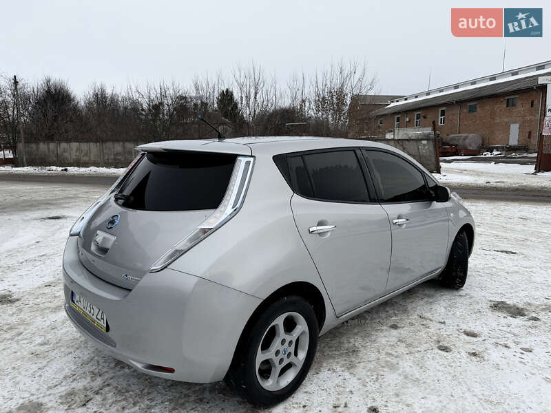 Хэтчбек Nissan Leaf 2011 в Умани
