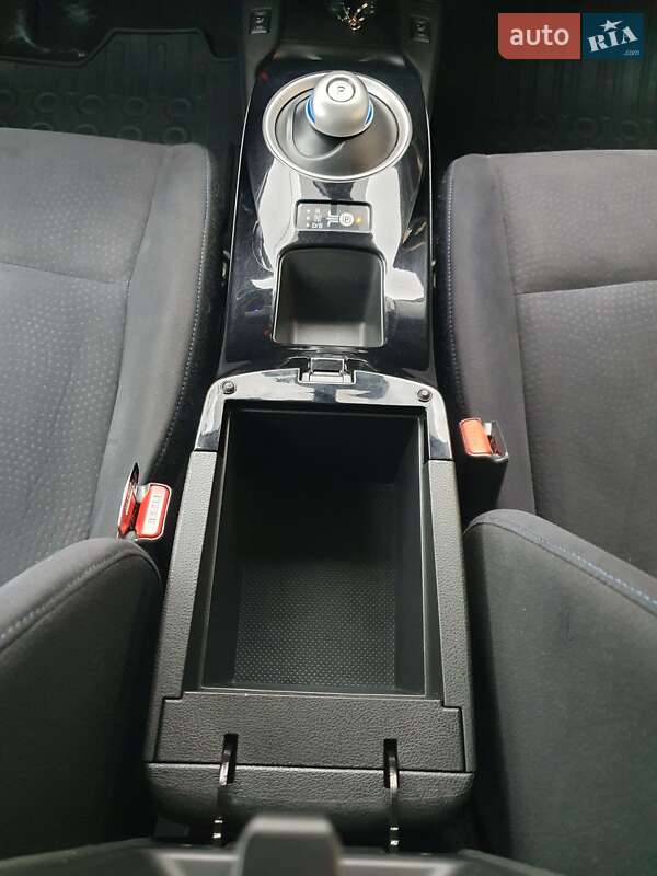 Хэтчбек Nissan Leaf 2013 в Горе фото 97 Хэтчбек Nissan Leaf 2013 в Горе