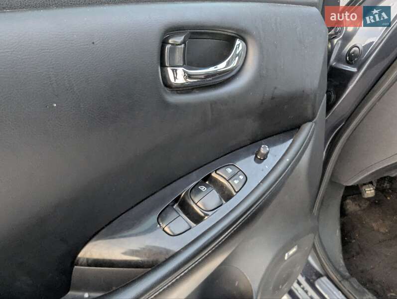 Хетчбек Nissan Leaf 2013 в Дрогобичі