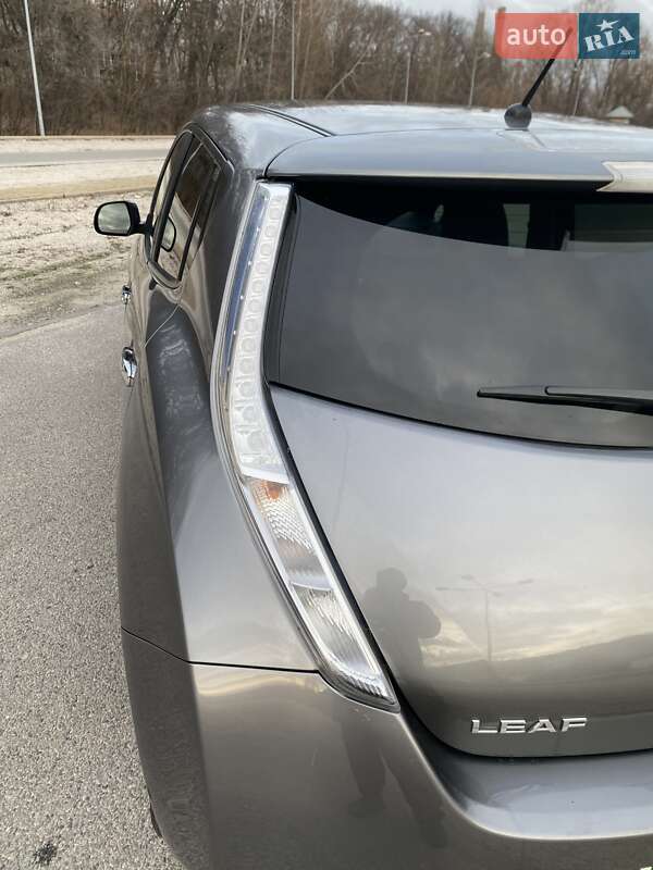 Хетчбек Nissan Leaf 2015 в Дніпрі