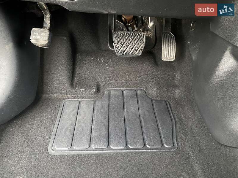 Хетчбек Nissan Leaf 2015 в Дніпрі