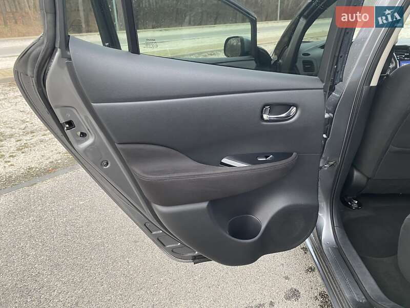 Хетчбек Nissan Leaf 2015 в Дніпрі