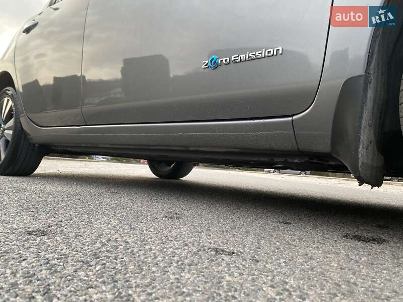 Хетчбек Nissan Leaf 2015 в Дніпрі