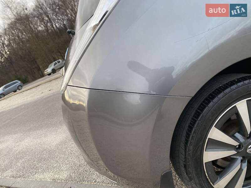 Хетчбек Nissan Leaf 2015 в Дніпрі