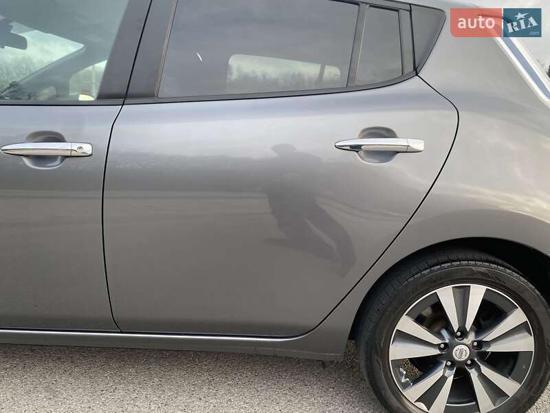 Хетчбек Nissan Leaf 2015 в Дніпрі