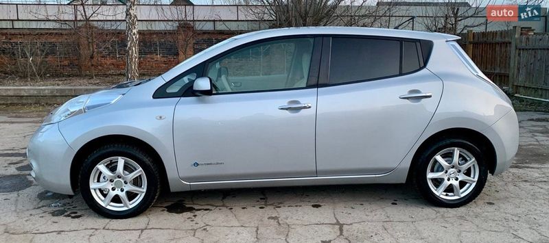 Хэтчбек Nissan Leaf 2011 в Гнивани