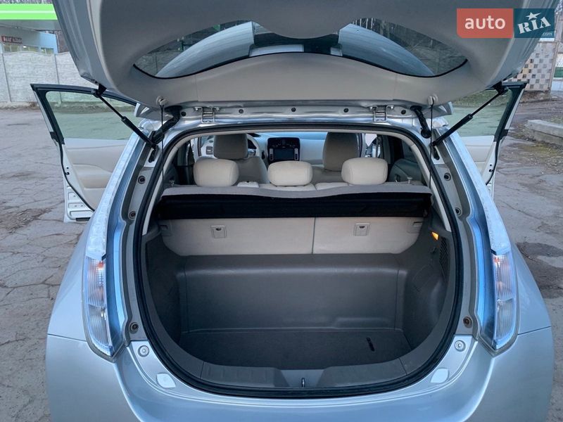 Хэтчбек Nissan Leaf 2011 в Гнивани