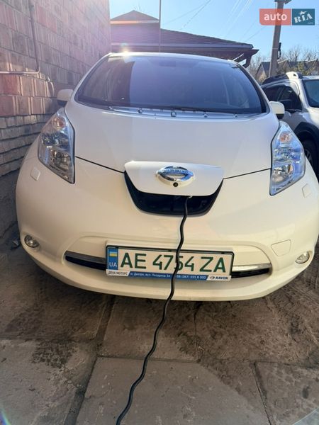 Хетчбек Nissan Leaf 2014 в Дніпрі