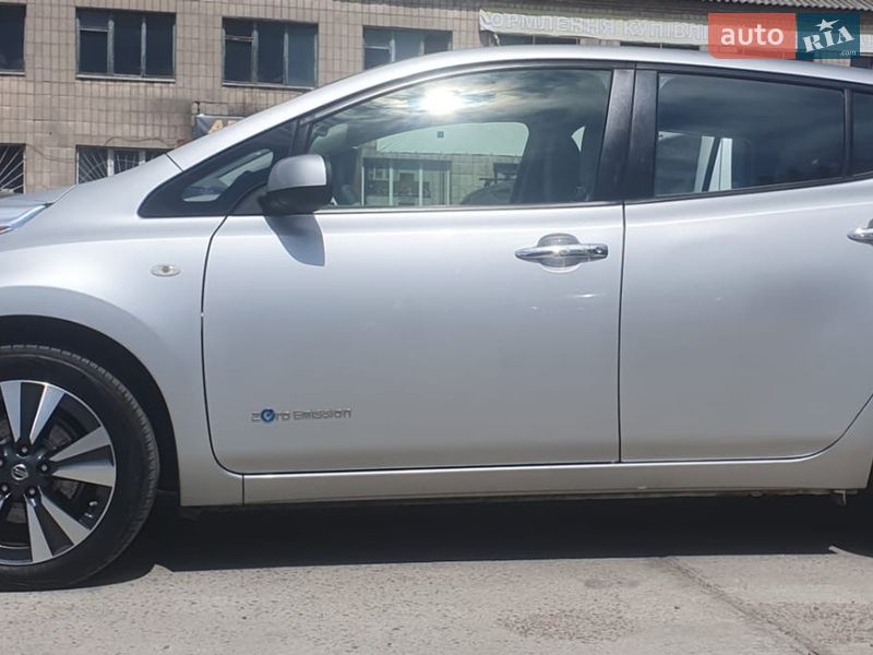 Хетчбек Nissan Leaf 2012 в Житомирі