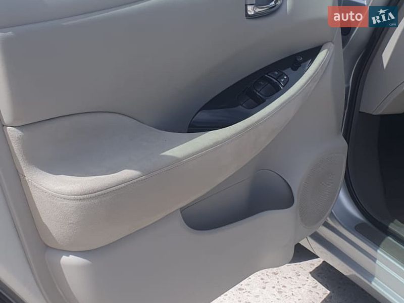 Хетчбек Nissan Leaf 2012 в Житомирі