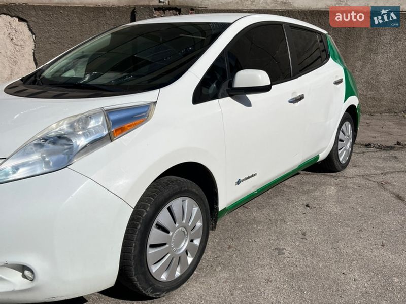 Хэтчбек Nissan Leaf 2015 в Днепре