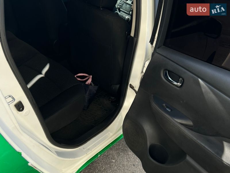 Хэтчбек Nissan Leaf 2015 в Днепре