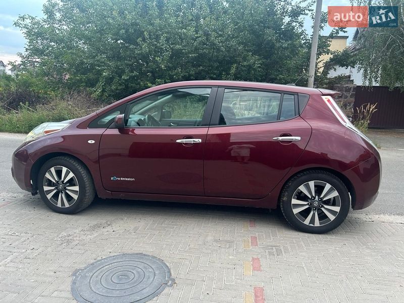 Хэтчбек Nissan Leaf 2016 в Святопетровское