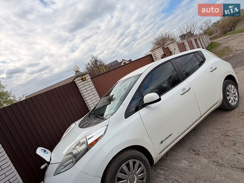 Хэтчбек Nissan Leaf 2013 в Киеве