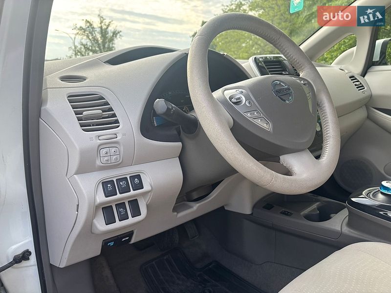 Хэтчбек Nissan Leaf 2012 в Южноукраинске